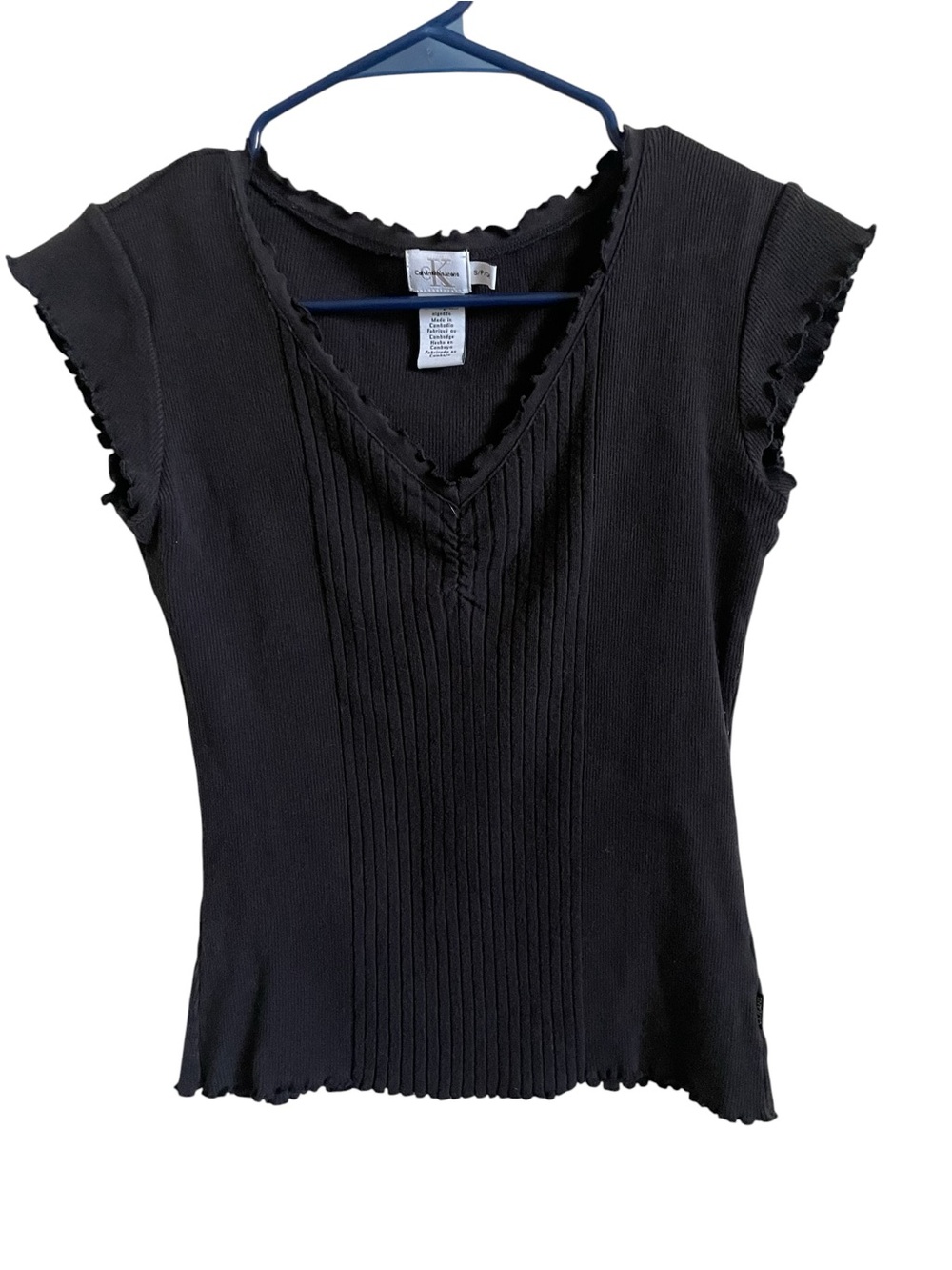 Calvin Klein Jeans Black Ribbed V-Neck Cap Sleeve Top with Lettuce Trim - Picture 3 of 9
